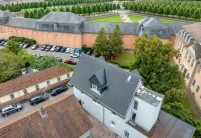 Sanierungsobjekt mit Steildach und zwei Vollgeschossen mit Jacobi Solarziegel Stylist-PV in edelspacegrau auf Satteldach