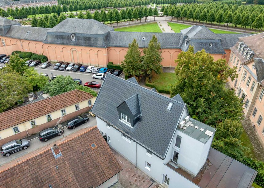 Sanierungsobjekt mit Steildach und zwei Vollgeschossen mit Jacobi Solarziegel Stylist-PV in edelspacegrau auf Satteldach