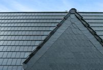 Sanierungsobjekt mit zwei Vollgeschossen mit Jacobi Solarziegel Stylist-PV in edelspacegrau auf Satteldach mit verwinkelten Satteldachgauben