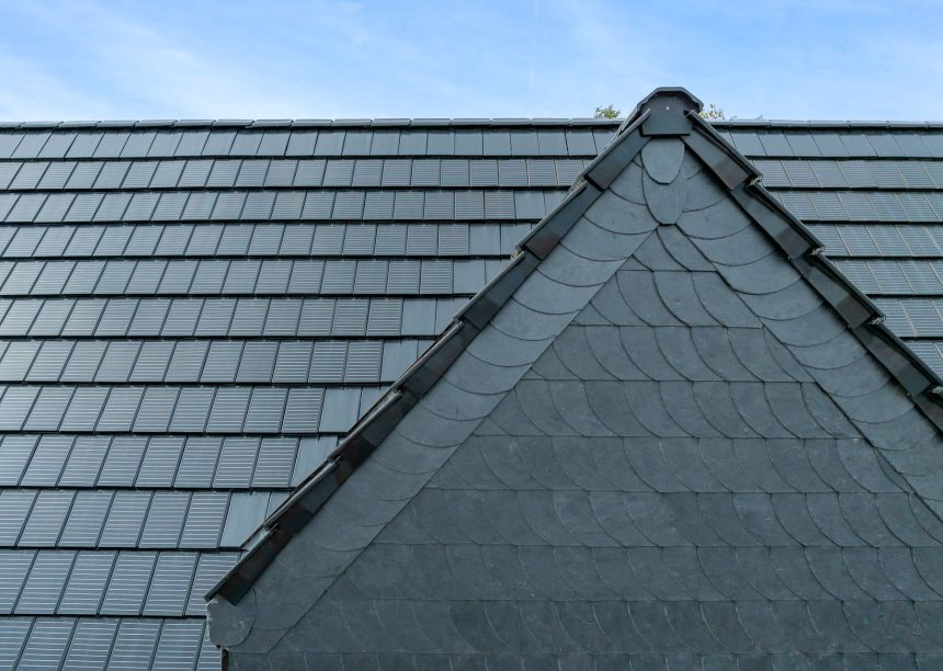 Sanierungsobjekt mit zwei Vollgeschossen mit Jacobi Solarziegel Stylist-PV in edelspacegrau auf Satteldach mit verwinkelten Satteldachgauben