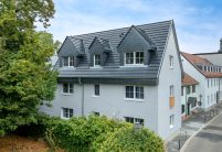 Sanierungsobjekt mit zwei Vollgeschossen mit Jacobi Solarziegel Stylist-PV in edelspacegrau auf Satteldach mit vielen Gauben