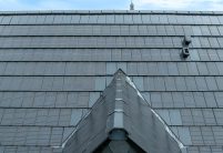 Solarziegel Stylist-PV in edelspacegrau auf Satteldach mit Gauben - hier der First Stylist mit Anfangsscheibe