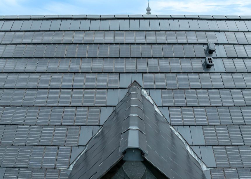 Solarziegel Stylist-PV in edelspacegrau auf Satteldach mit Gauben - hier der First Stylist mit Anfangsscheibe