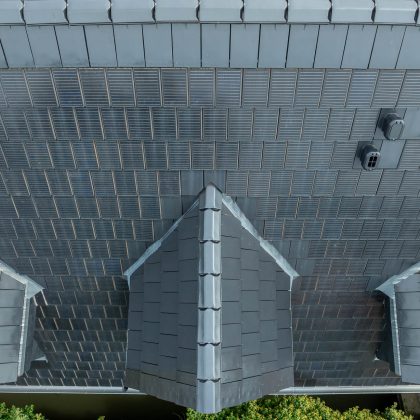 Solarziegel Stylist-PV in edelspacegrau auf Satteldach mit Gauben