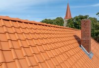 Krempziegel K1 in naturrot auf wunderschönem Fachwerkhaus hier mit Dachdetails