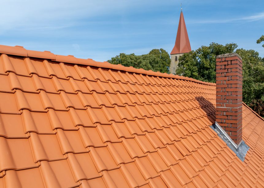 Krempziegel K1 in naturrot auf wunderschönem Fachwerkhaus hier mit Dachdetails