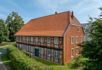 Krempziegel K1 in naturrot auf wunderschönem Fachwerkhaus mit Giebelansicht