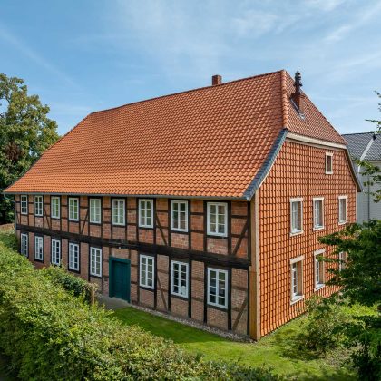 Krempziegel K1 in naturrot auf wunderschönem Fachwerkhaus mit Giebelansicht