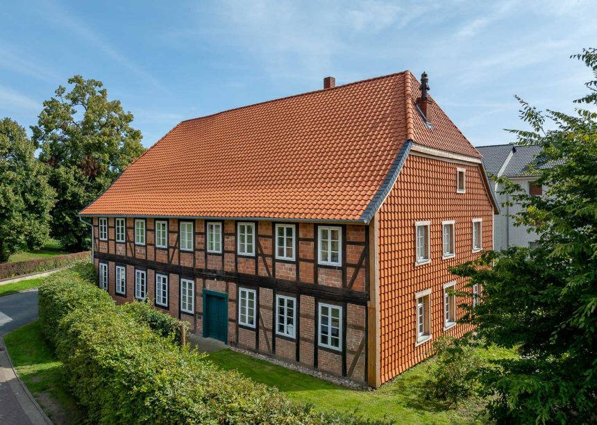 Krempziegel K1 in naturrot auf wunderschönem Fachwerkhaus mit Giebelansicht