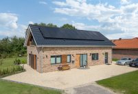 Nebengebäude mit Klinkerfassade und PV-Anlage