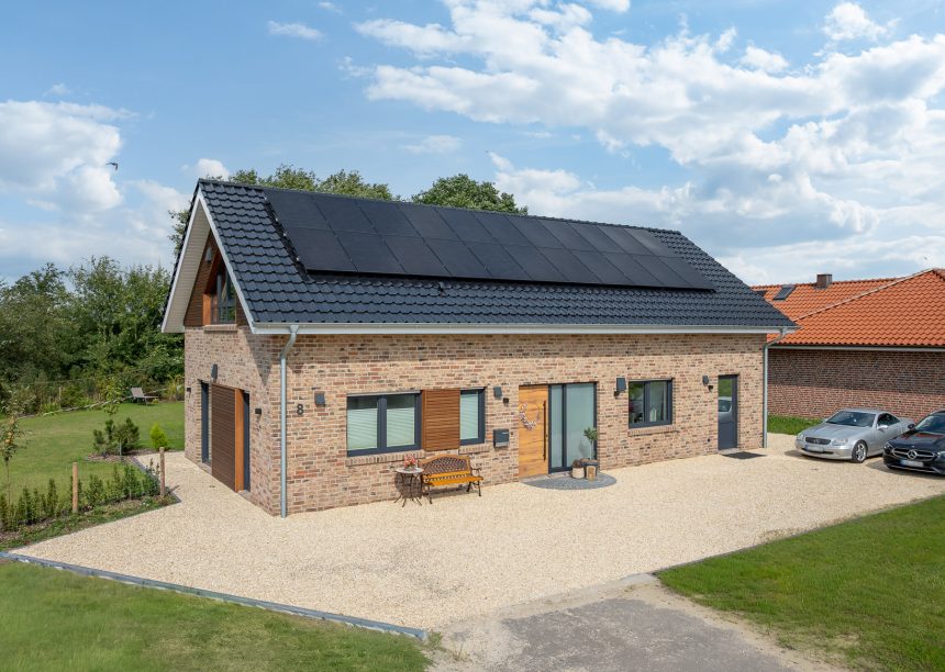 Nebengebäude mit Klinkerfassade und PV-Anlage
