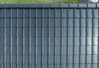 Dachziegel J11v in der Edelengobe edelschwarz auf Haus in T-Form. Im Foto Details vom schönem Deckbild und Firstreihe F6v