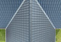 Dachziegel J11v in der Edelengobe edelschwarz auf Haus in T-Form. Im Foto Details vom First und Grat