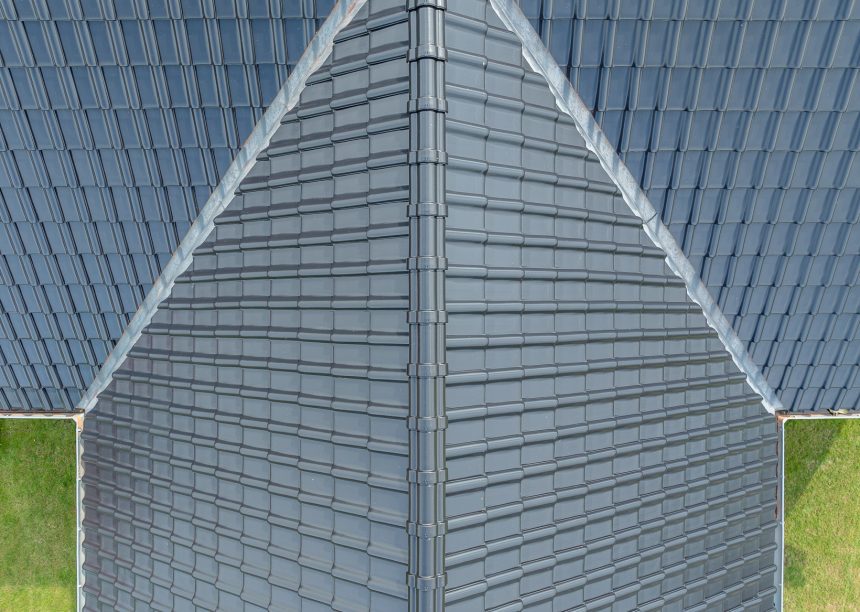 Dachziegel J11v in der Edelengobe edelschwarz auf Haus in T-Form. Im Foto Details vom First und Grat