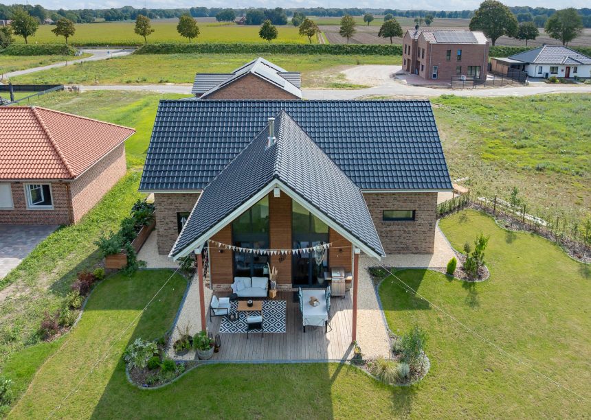 Dachziegel J11v in der Edelengobe edelschwarz auf Haus in T-Form