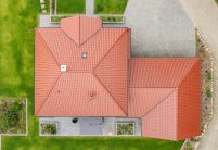 J11v in toskanarott matt auf Klinkeranwesen mit Fußwalm aus der Vogelperpektive mit Nebengebäude