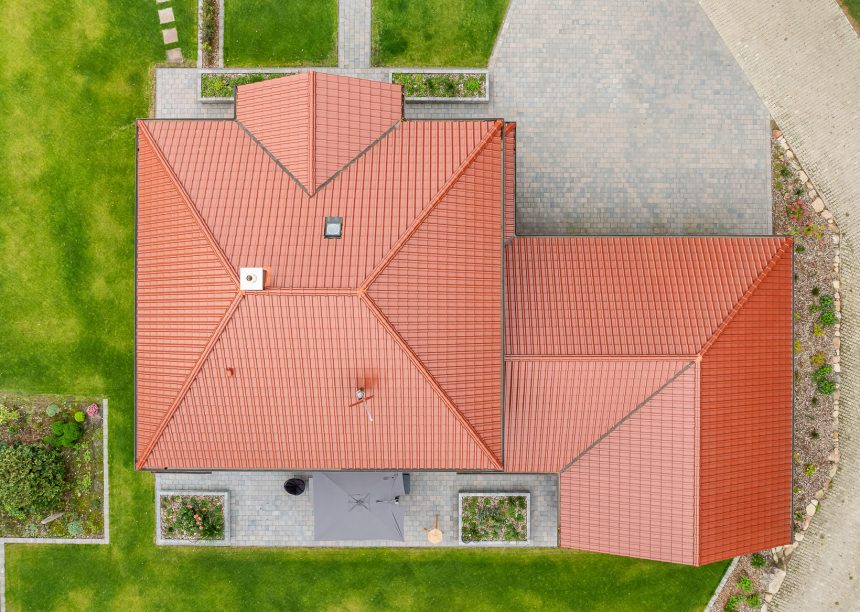 J11v in toskanarott matt auf Klinkeranwesen mit Fußwalm aus der Vogelperpektive mit Nebengebäude