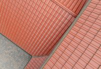 J11v in toskanarott matt auf Klinkeranwesen mit Fußwalm aus der Vogelperpektive