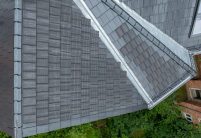 PV-Anlage auf Mehrfamilienhaus, hier auf Stadthaus mit Solarziegel Stylist-PV in edelspacegrau, hier aus der Vogelperspektive Details