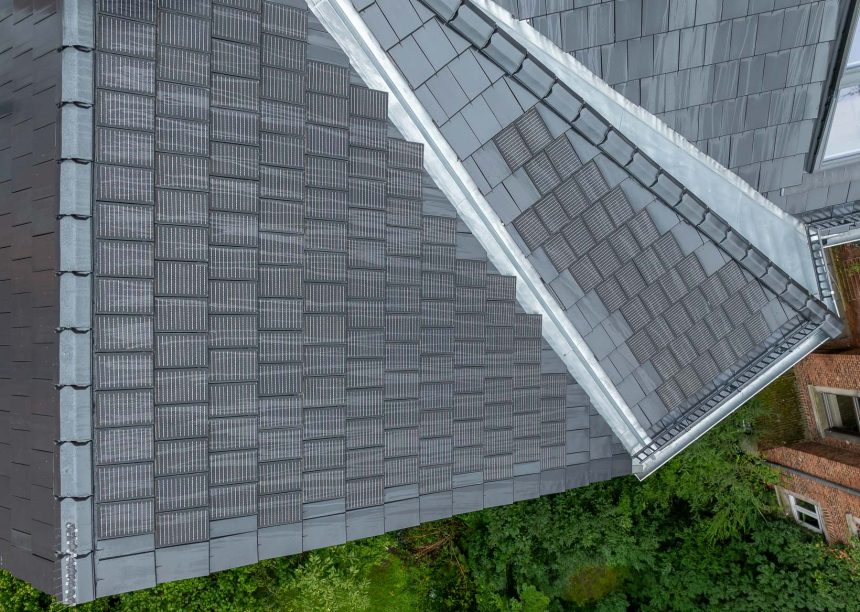 PV-Anlage auf Mehrfamilienhaus, hier auf Stadthaus mit Solarziegel Stylist-PV in edelspacegrau, hier aus der Vogelperspektive Details