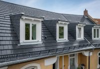 PV-Anlage auf Mehrfamilienhaus, hier auf Stadthaus mit Solarziegel Stylist-PV in edelspacegrau, hier mit Schleppdachgauben Details