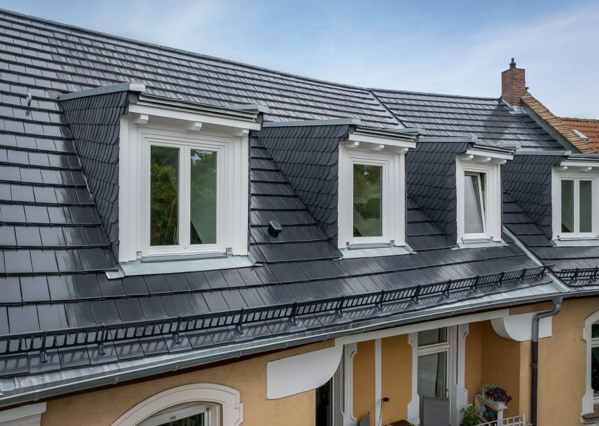 PV-Anlage auf Mehrfamilienhaus, hier auf Stadthaus mit Solarziegel Stylist-PV in edelspacegrau, hier mit Schleppdachgauben Details