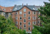 PV-Anlage auf Mehrfamilienhaus, hier auf Stadthaus mit Solarziegel Stylist-PV in edelspacegrau, hier in der gesamten Ansicht