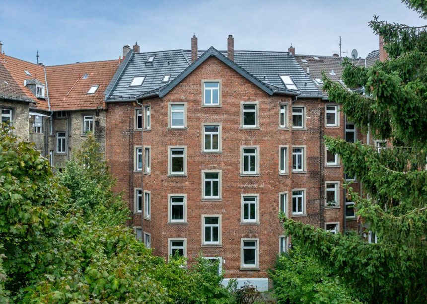 PV-Anlage auf Mehrfamilienhaus, hier auf Stadthaus mit Solarziegel Stylist-PV in edelspacegrau, hier in der gesamten Ansicht