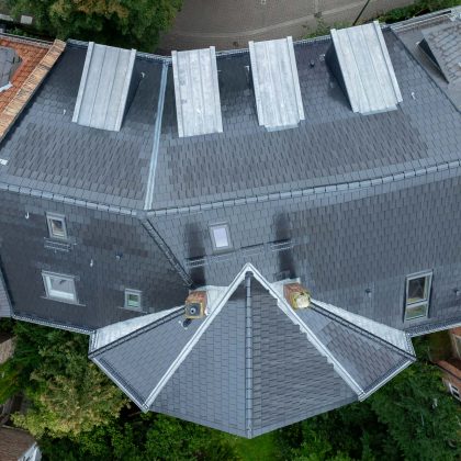 PV-Anlage auf Mehrfamilienhaus, hier auf Stadthaus mit Solarziegel Stylist-PV in edelspacegrau, hier aus der Vogelperspektive