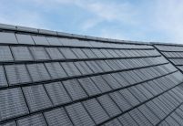 PV-Anlage auf Mehrfamilienhaus, hier auf Stadthaus mit Details vom Solarziegel Stylist-PV in edelspacegrau