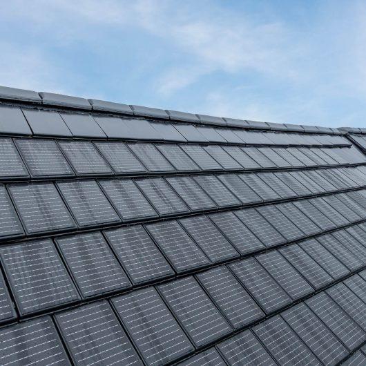 PV-Anlage auf Mehrfamilienhaus, hier auf Stadthaus mit Details vom Solarziegel Stylist-PV in edelspacegrau