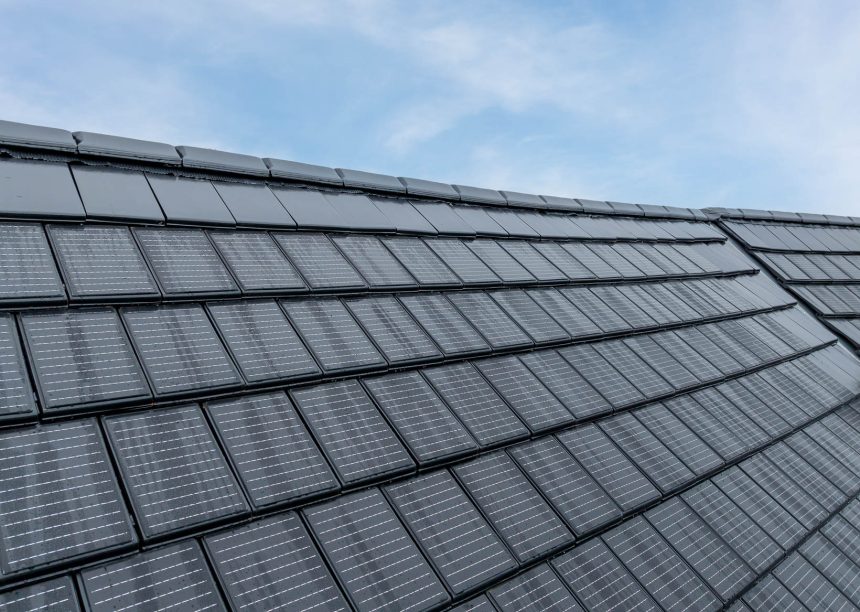 PV-Anlage auf Mehrfamilienhaus, hier auf Stadthaus mit Details vom Solarziegel Stylist-PV in edelspacegrau