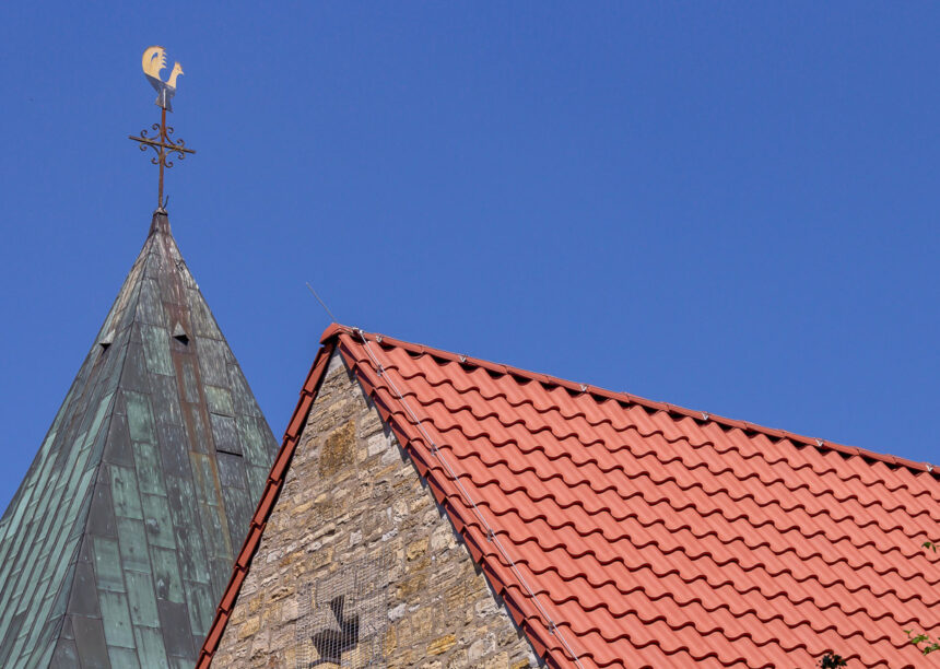 Kirche Sankt Marien mit Z5 in Geradschnitt mit Fokus auf den Giebel