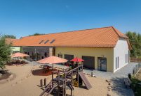 Sanierungsfirst und wunderschönes Deckbild von K1 Dachziegel, der einzige, der von links gedeckt wird - mit Garteneinblick der Landstrolche