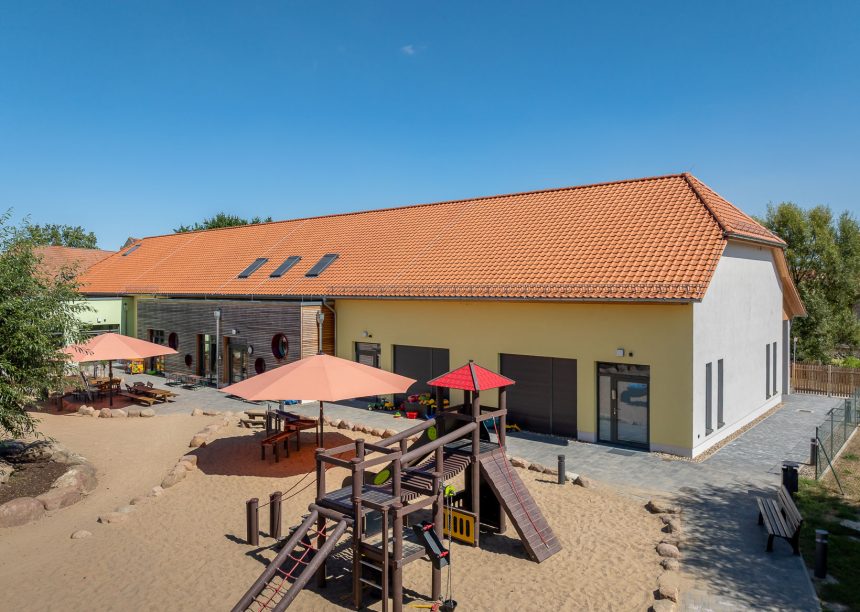 Sanierungsfirst und wunderschönes Deckbild von K1 Dachziegel, der einzige, der von links gedeckt wird - mit Garteneinblick der Landstrolche