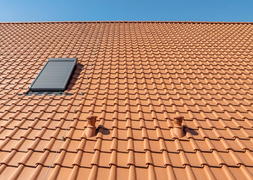 Sanierungsfirst und wunderschönes Deckbild von K1 Dachziegel, der einzige, der von links gedeckt wird - Zubehör zur Entlüftung