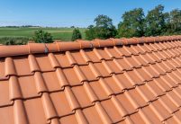 Sanierungsfirst und wunderschönes Deckbild von K1 Dachziegel, der einzige, der von links gedeckt wird