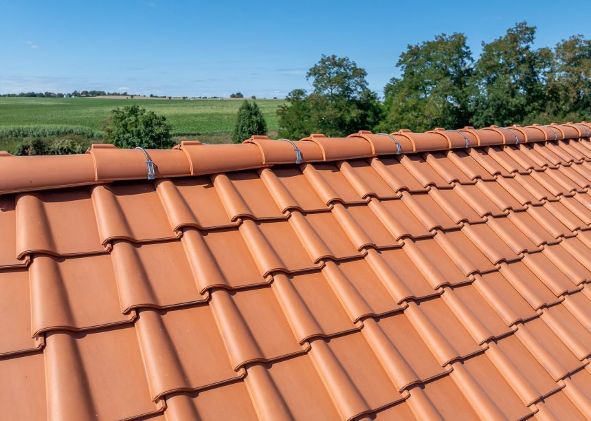 Sanierungsfirst und wunderschönes Deckbild von K1 Dachziegel, der einzige, der von links gedeckt wird