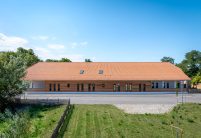 Krüppelwalmdach mit Krempziegel K1, exclusiv von Jacobi, auf Kita Landstrolche