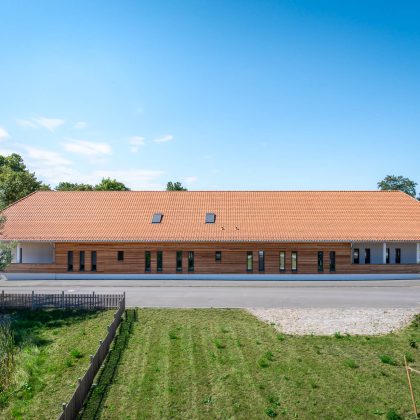 Krüppelwalmdach mit Krempziegel K1, exclusiv von Jacobi, auf Kita Landstrolche