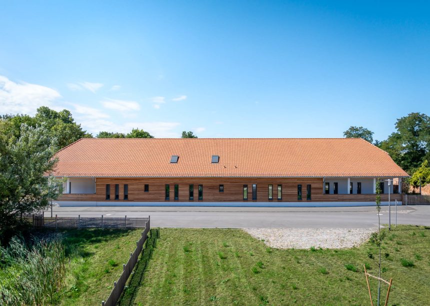 Krüppelwalmdach mit Krempziegel K1, exclusiv von Jacobi, auf Kita Landstrolche