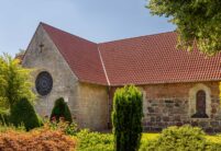 Kirche Sankt Marien mit Z5 in Geradschnitt mit Fokus auf den Giebel und Dachkehle