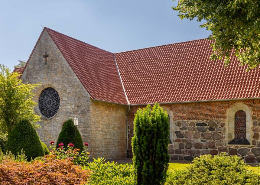 Kirche Sankt Marien mit Z5 in Geradschnitt mit Fokus auf den Giebel und Dachkehle