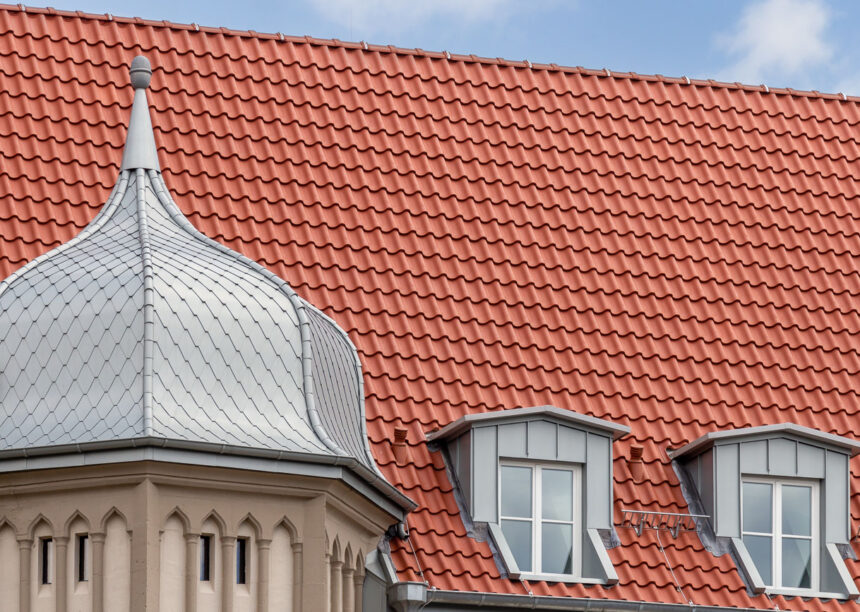 Alte Post in Einbeck, Gewinner der Dachkrone 2022, mit Dachziegel Z5 in naturrot dunkel mit Fokus auf die Dachfläche und Gaube