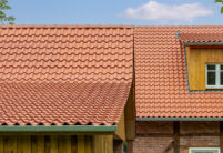 Klinkerhaus mit Fachwerk und Ziegel Z5 auf dem Satteldach mit Fotodetails vom Schleppdach