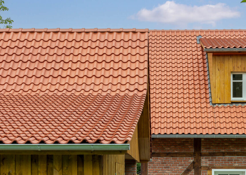 Klinkerhaus mit Fachwerk und Ziegel Z5 auf dem Satteldach mit Fotodetails vom Schleppdach