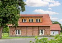 Klinkerhaus mit Fachwerk und Ziegel Z5 auf dem Satteldach mit Schleppdach