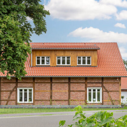 Klinkerhaus mit Fachwerk und Ziegel Z5 auf dem Satteldach mit Schleppdach