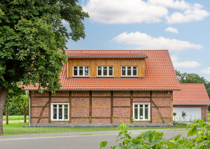 Klinkerhaus mit Fachwerk und Ziegel Z5 auf dem Satteldach mit Schleppdach