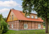 Klinkerhaus mit Fachwerk und Ziegel Z5 auf dem Satteldach mit Schleppdach mit Fokus auf den Holz-Giebel